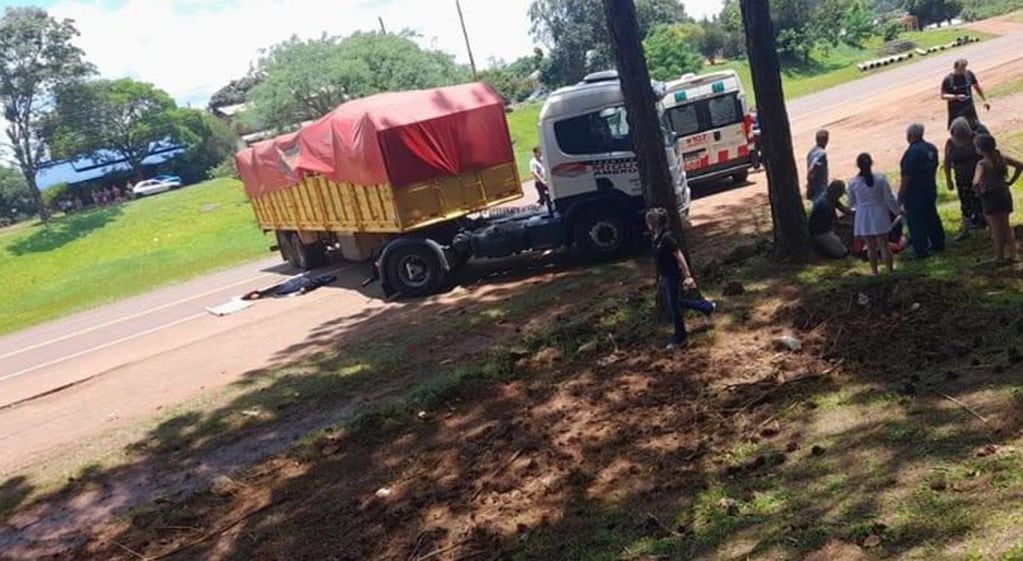 Salto Encantado: motociclista falleció tras impactar contra un camión.