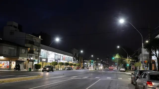 La Municipalidad instala nuevas luminarias en el centro comercial a cielo abierto de la avenida Juan B. Justo
