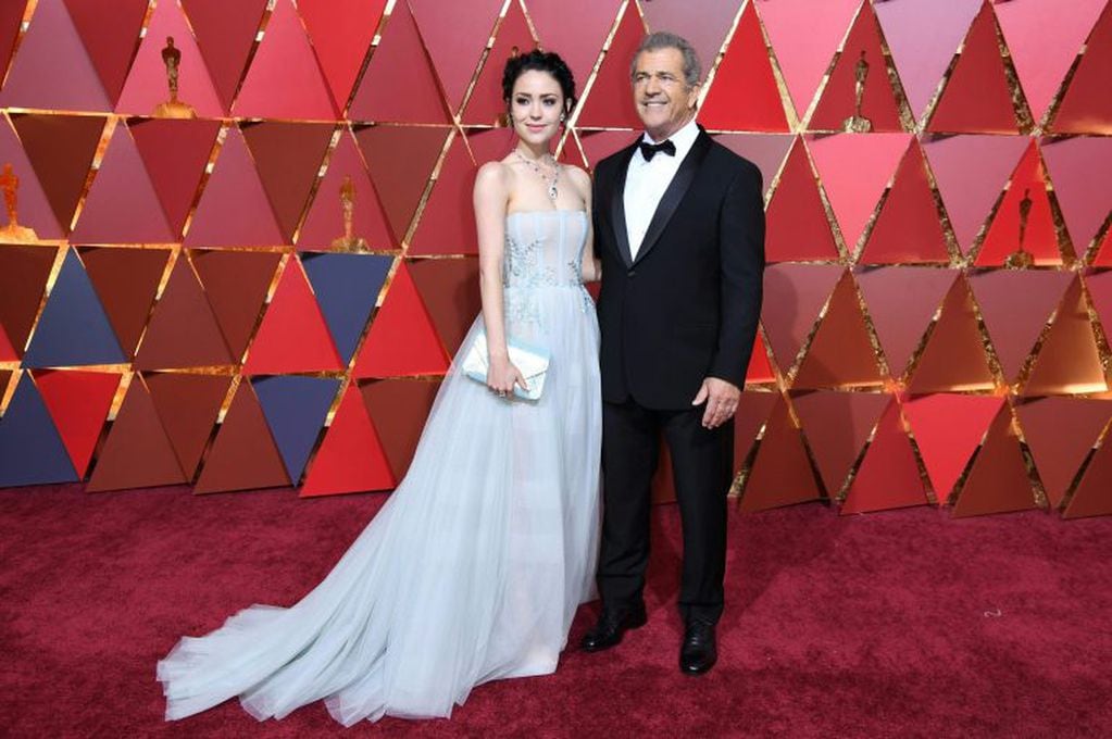 Nominee for Best Director "Hacksaw Ridge" Mel Gibson arrives with his friend Rosalind Ross on the red carpet for the 89th Oscars on February 26, 2017 in Hollywood, California.  / AFP PHOTO / ANGELA WEISS