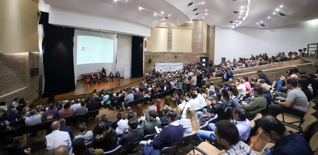 En el "Congreso Programático" de la UCR en Córdoba se debate el borrador del plan de gobierno trazado por los equipos técnicos y expertos de la Fundación Alem, que será tratado por la Convención Nacional.