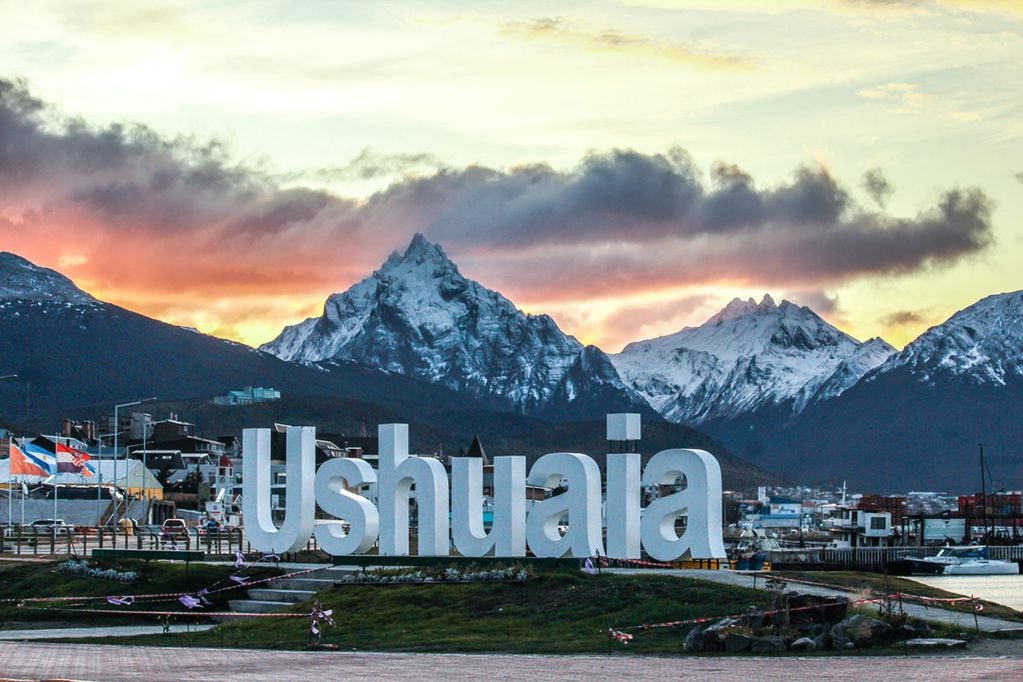 Ushuaia, Tierra del Fuego. Cartel de la ciudad con la Cordillera de fondo.