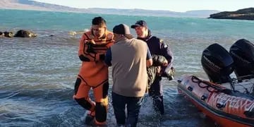 Prefectura Naval Argentina logró salvar a dos hombres luego que se les diera vuelta el kayak
