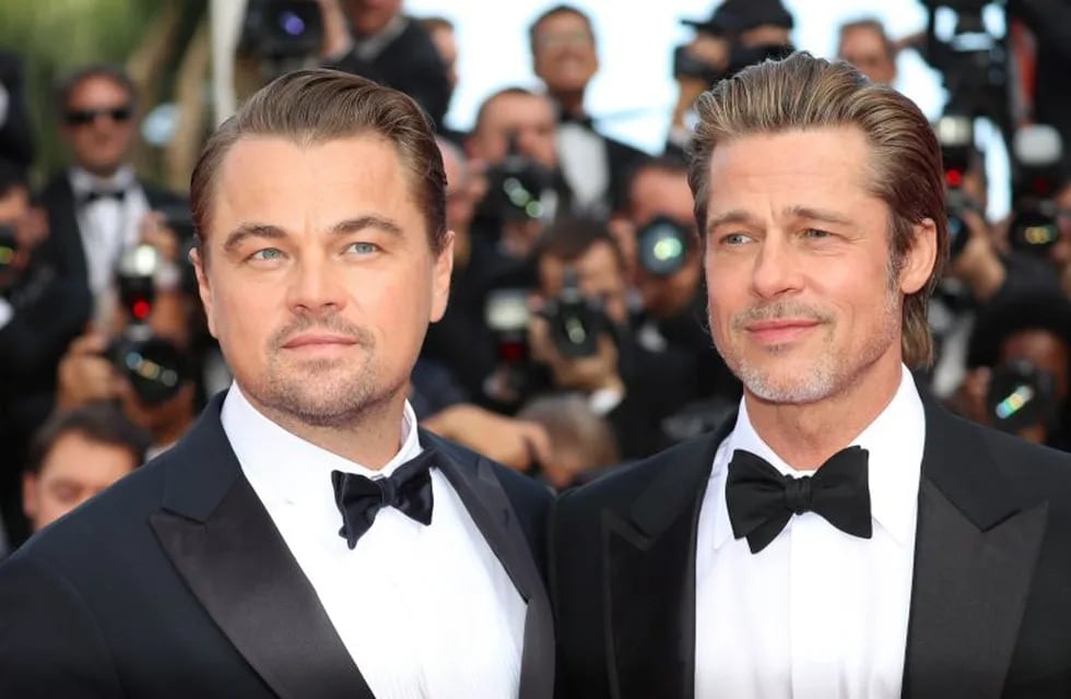 TOPSHOT - US actor Leonardo DiCaprio (L) and US actor Brad Pitt pose as they arrive for the screening of the film \