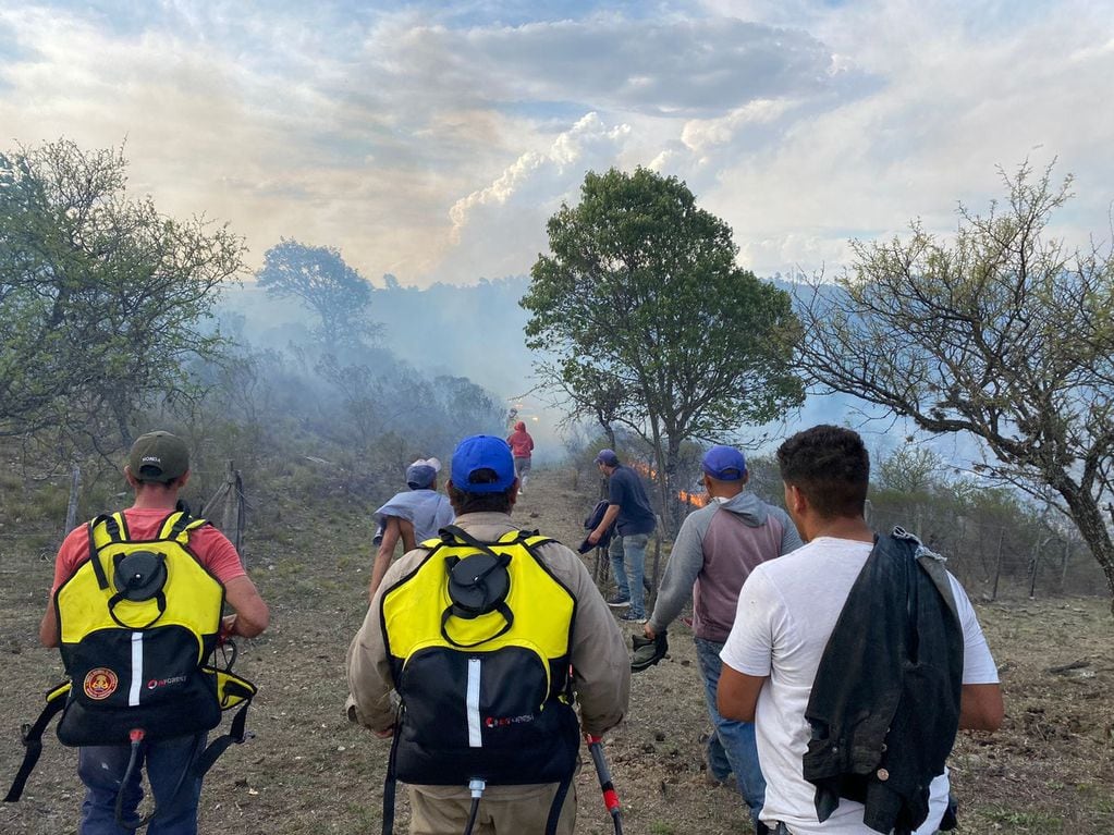 Bomberos voluntarios y personal del ETAC intentan evitar que se propague.