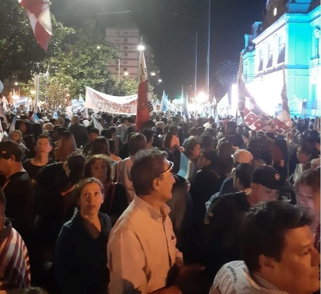 Unas 35.000 personas asistieron al acto que se desarrolló frente a la Casa de Gobierno, sobre la calle San Martín.