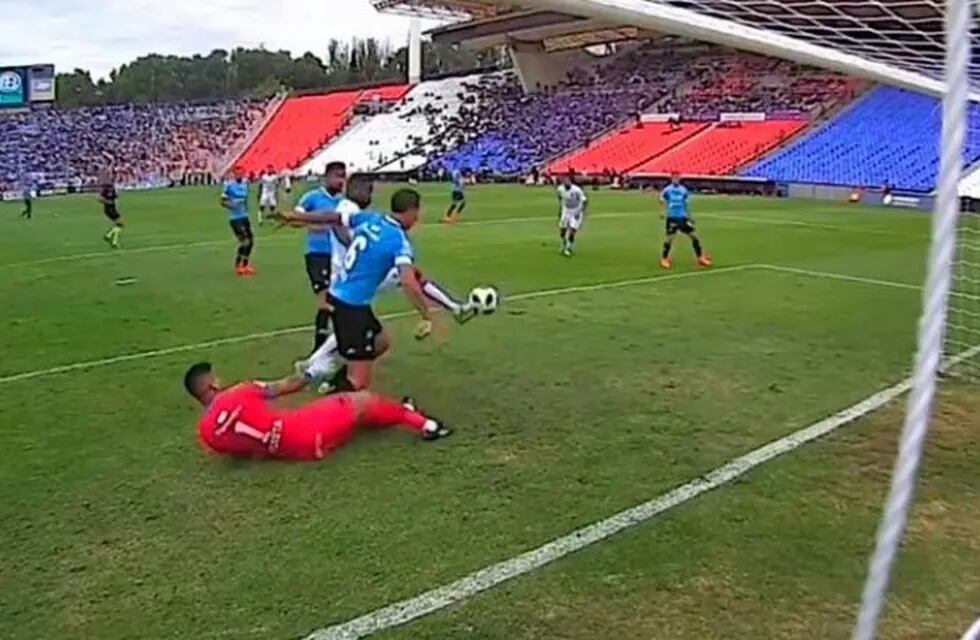 El desafortunado error entre Acosta y Lema que provocó el segundo gol del Morro.