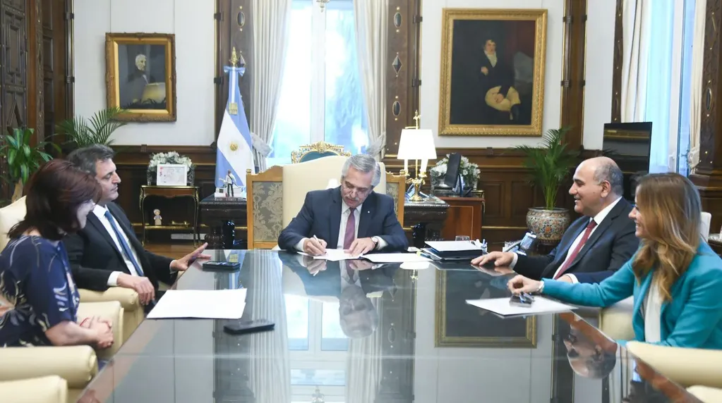 Alberto Fernández junto a parte de su gabinete. 