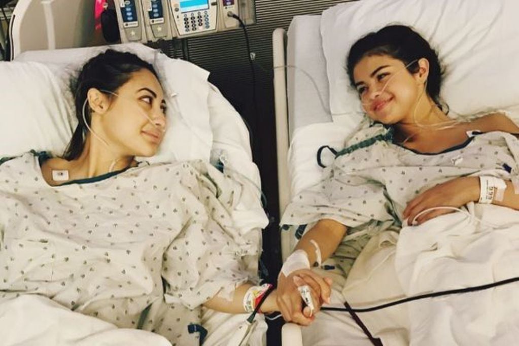 Selena Gomez, y Francia Raísa al momento de su operación.