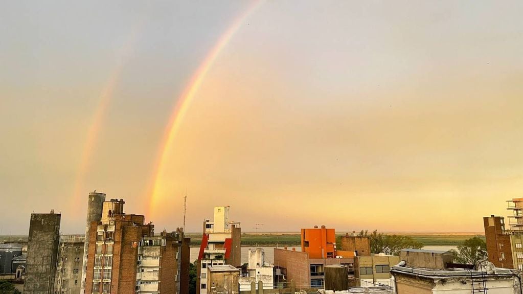 El doble arcoíris se formó a la tarde como contracara de una mañana de lluvia y viento. (@fabianscabuzzo)
