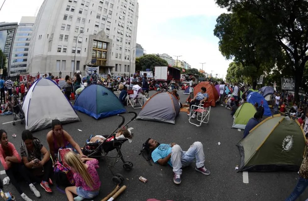 Acampe de organizaciones sociales sobre la avenida 9 de Julio en una jornada de protestas de organizaciones sociales frente al Ministerio de Desarrollo Social. FOTO.DYN/JAVIER BRUSCO.