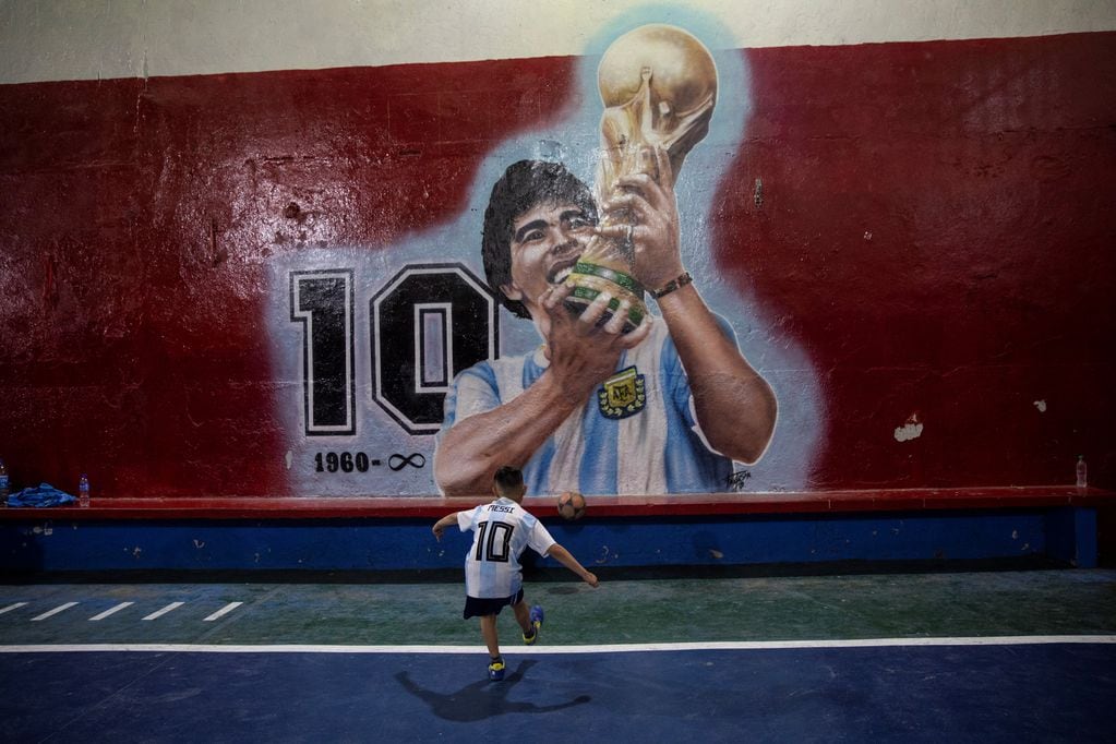 ”Queremos cumplir lo que sentimos sería su deseo, queremos que el corazón de Maradona viaje junto a la selección a Qatar", sostienen los impulsores. (AP / Archivo)