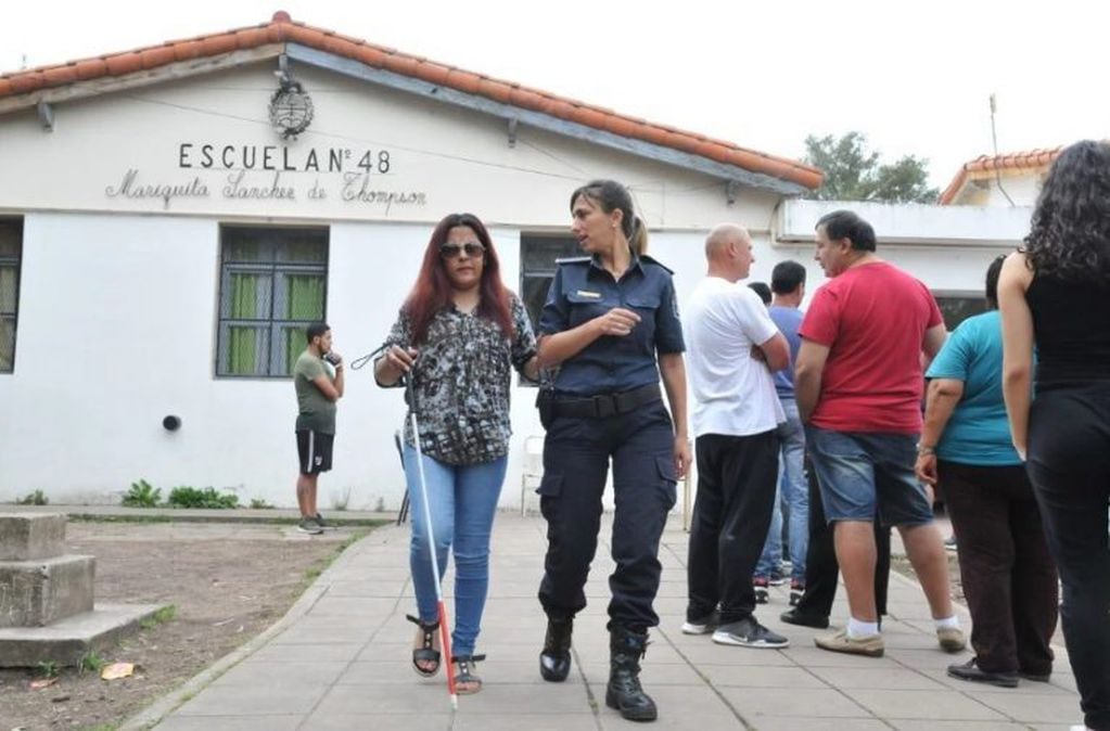 De vuelta a casa. Susana sale de la escuela acompañada por la policía (web).