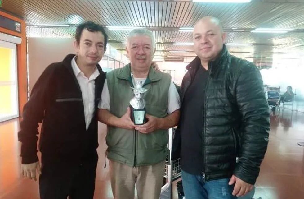 Los hermanos Núñez junto a su padre, celebrando la obtención del Premio Carlos Gardel. (Foto: Misiones Online)