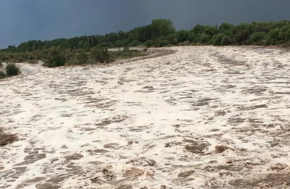 La abundante lluvia que precipitó en San Rafael aumentó exponencialmente el caudal del río Diamante.