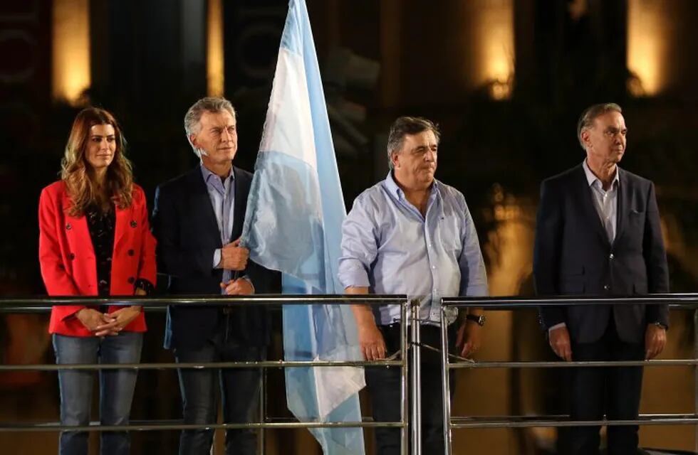 Mario Negri junto a Macri en el cierre de campaña.