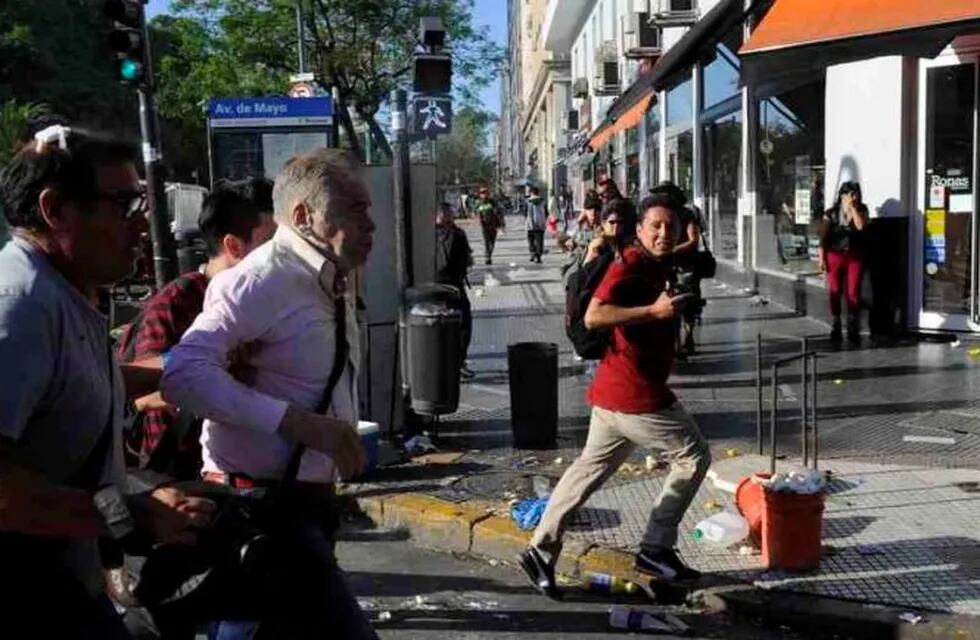 El periodista Julio Bazán se escapa luego de ser brutalmente agredido en la zona de la 9 de Julio. (Foto: Marcelo Carroll)