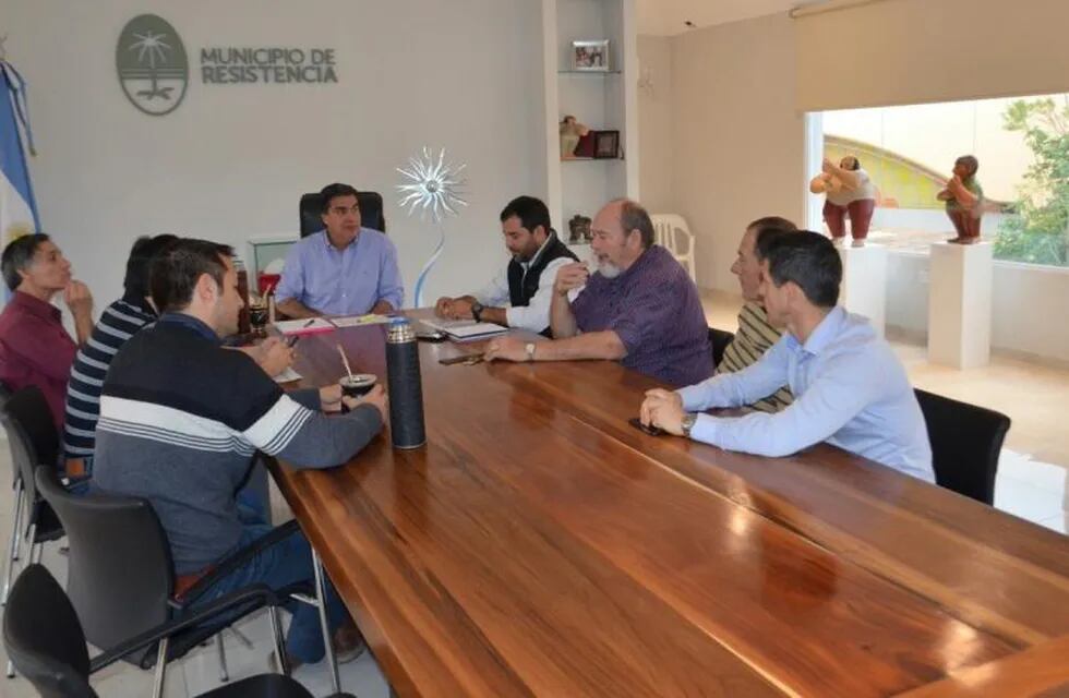 El intendente de Resistencia, Jorge Capitanich se reunió con los empresarios de transporte para analizar las medidas a tomar ante la quita del subsidio.