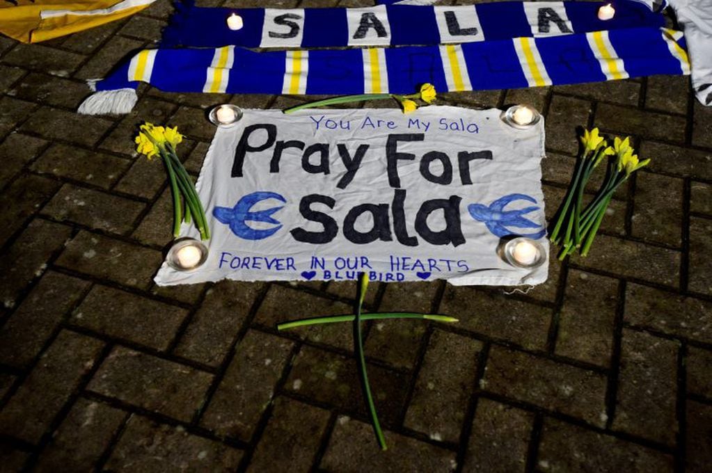 En la puerta del estadio del Cardiff City muchos fanáticos pidieron por la aparición con vida de Emiliano Sala. (Reuters)