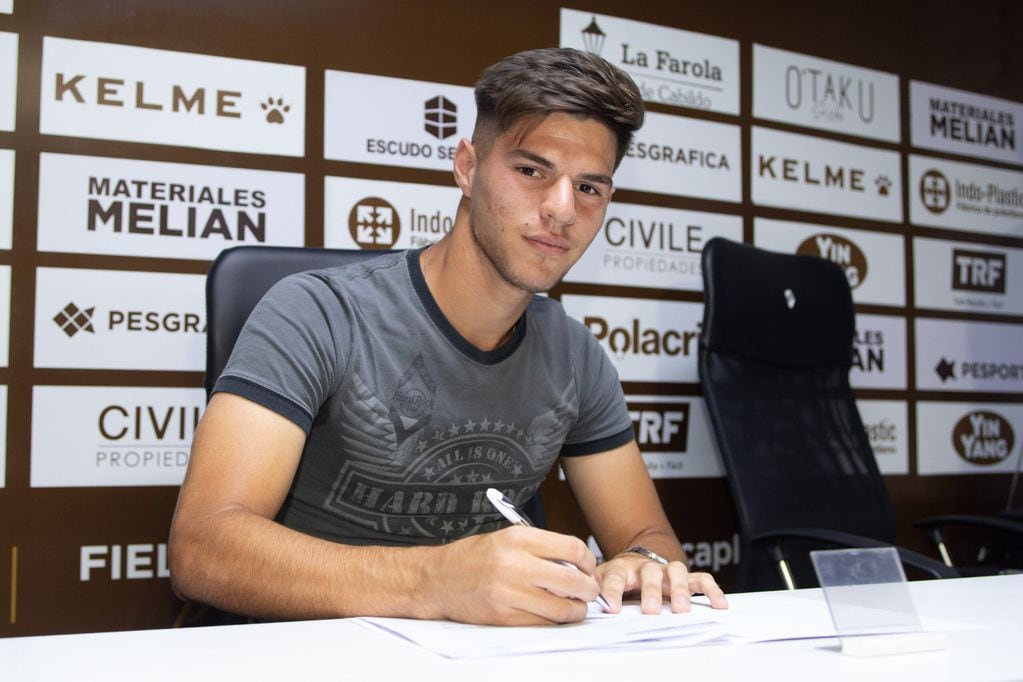 Pellegrino firmando su primer contrato con Platense