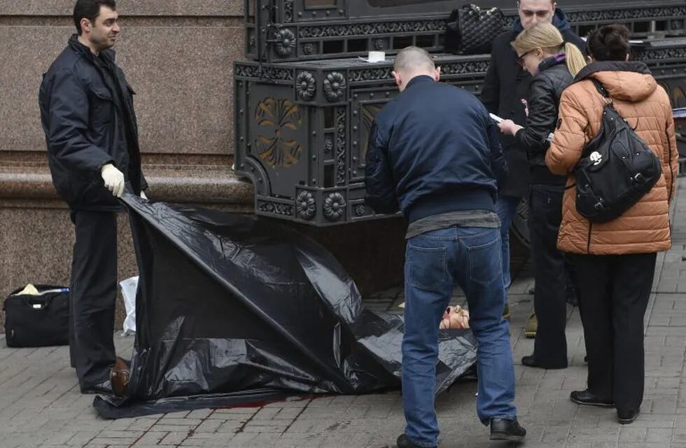 KIV23 KIEV (UCRANIA) 23/03/2017.- Policías inspeccionan la escena del crimen junto al cuerpo sin vida del exdiputado ruso Denis Voronenkov, en Kiev, Ucrania, hoy, 23 de marzo de 2017. Voronenkov ha sido asesinado en pleno centro de la ciudad cuando salía de un hotel junto con su guardaespaldas. El presidente de Ucrania, Petró Poroshenko, acusó al Kremlin de estar detru00e1s del asesinato a tiros hoy en el centro de Kiev del exdiputado ruso Denís Voronenkov, y calificó el crimen de 
