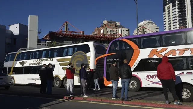 Continúa la protesta de los colectivos de turismo en las terminales de Córdoba. (Ramiro Pereyra / La Voz)