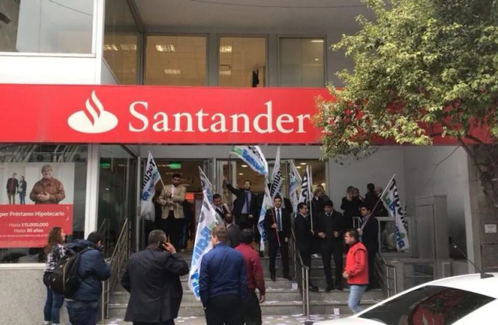 Paro bancario en las sedes de Santander Rio de Tucumán.