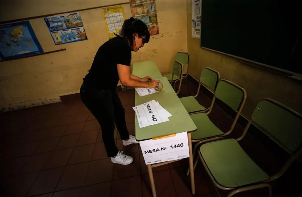 Una empleada de un colegio electoral prepara una de las mesas electorales este sábado en Buenos Aires (Argentina). Crédito: EFE/Juan Ignacio Roncoroni