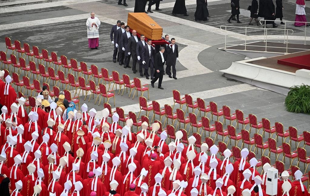 -FOTODELDIA- Ciudad del Vaticano, 05/01/2023.- El féretro del Papa emérito Benedicto XVI (Joseph Ratzinger) es transportado durante la ceremonia fúnebre del pontífice en la Plaza de San Pedro. EFE/ETTORE FERRARI
