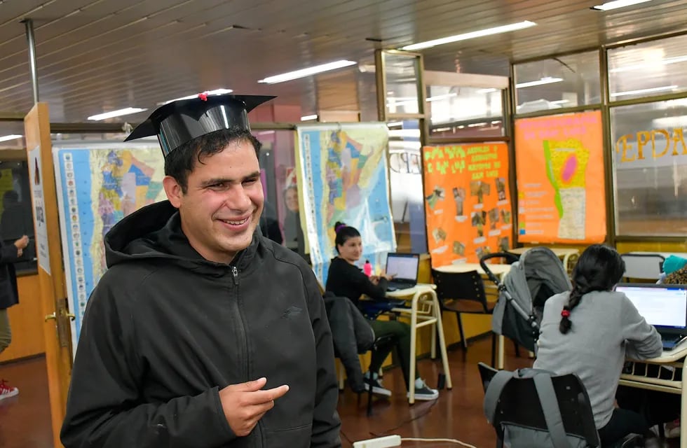 Lucas Quiroga, ciego recibido del secundario a los 23 años. No usa bastón, es independiente y quiere seguir estudiando idioma para irse del país.