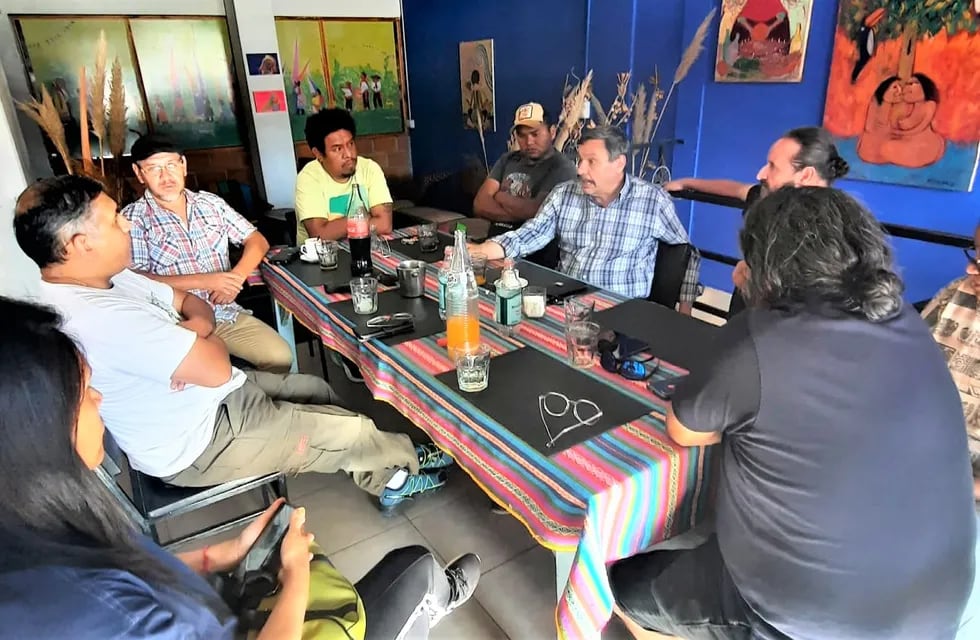 El candidato a gobernador por el frente "Jujuy tiene futuro" Rodolfo Tecchi, reunido con dirigentes del espacio político en la Quebrada de Humahuaca.