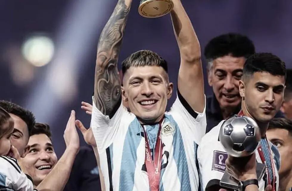 Lisandro Martínez, el Nº 25 de la Selección levantó la Copa del Mundo