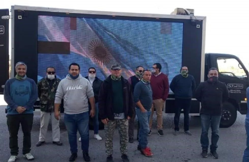 Una caravana de autos recorrió la provincia de San Juan.