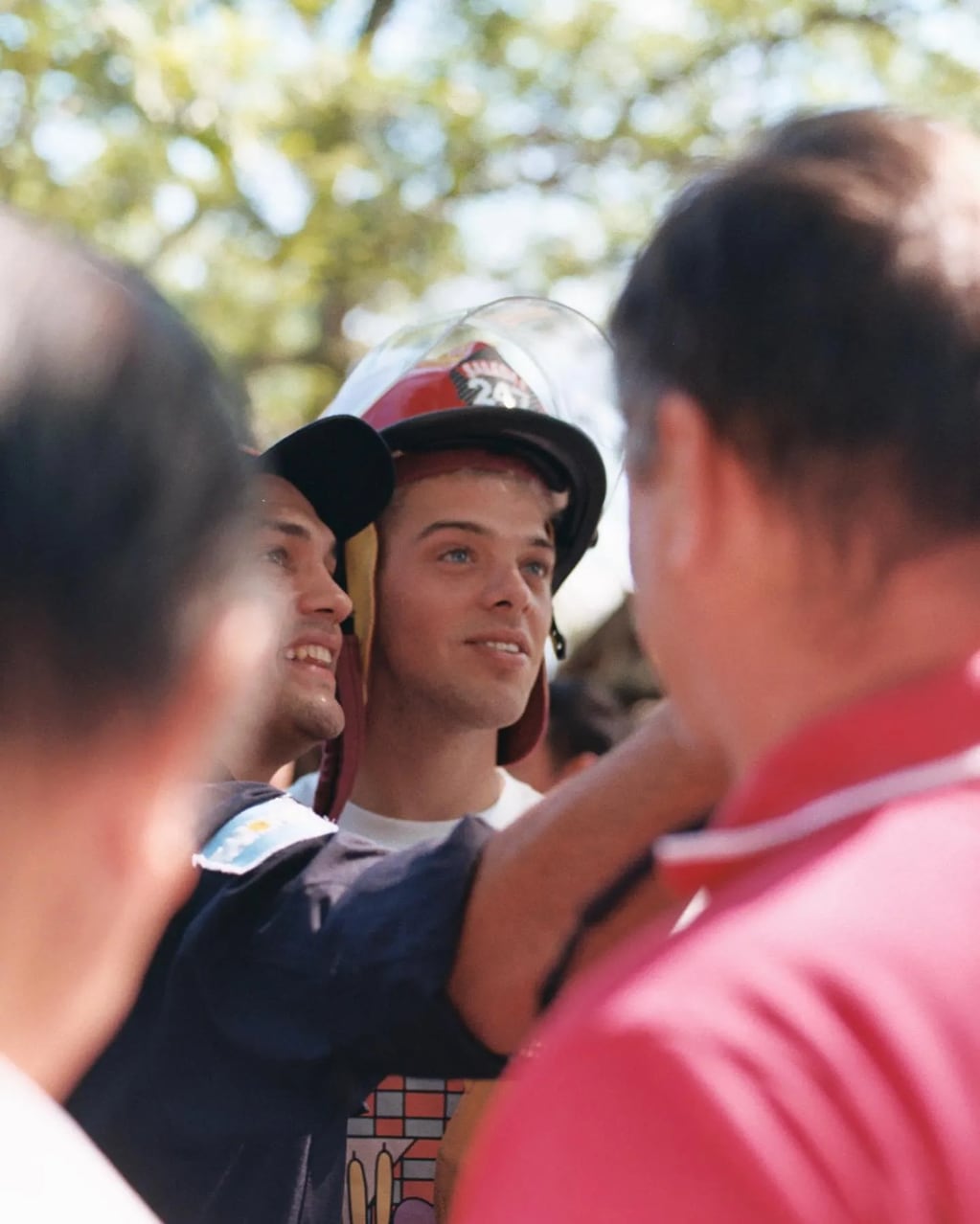 Santi Maratea tuvo una cálida bienvenida en Corrientes de los bomberos a los que ayudó con su campaña.