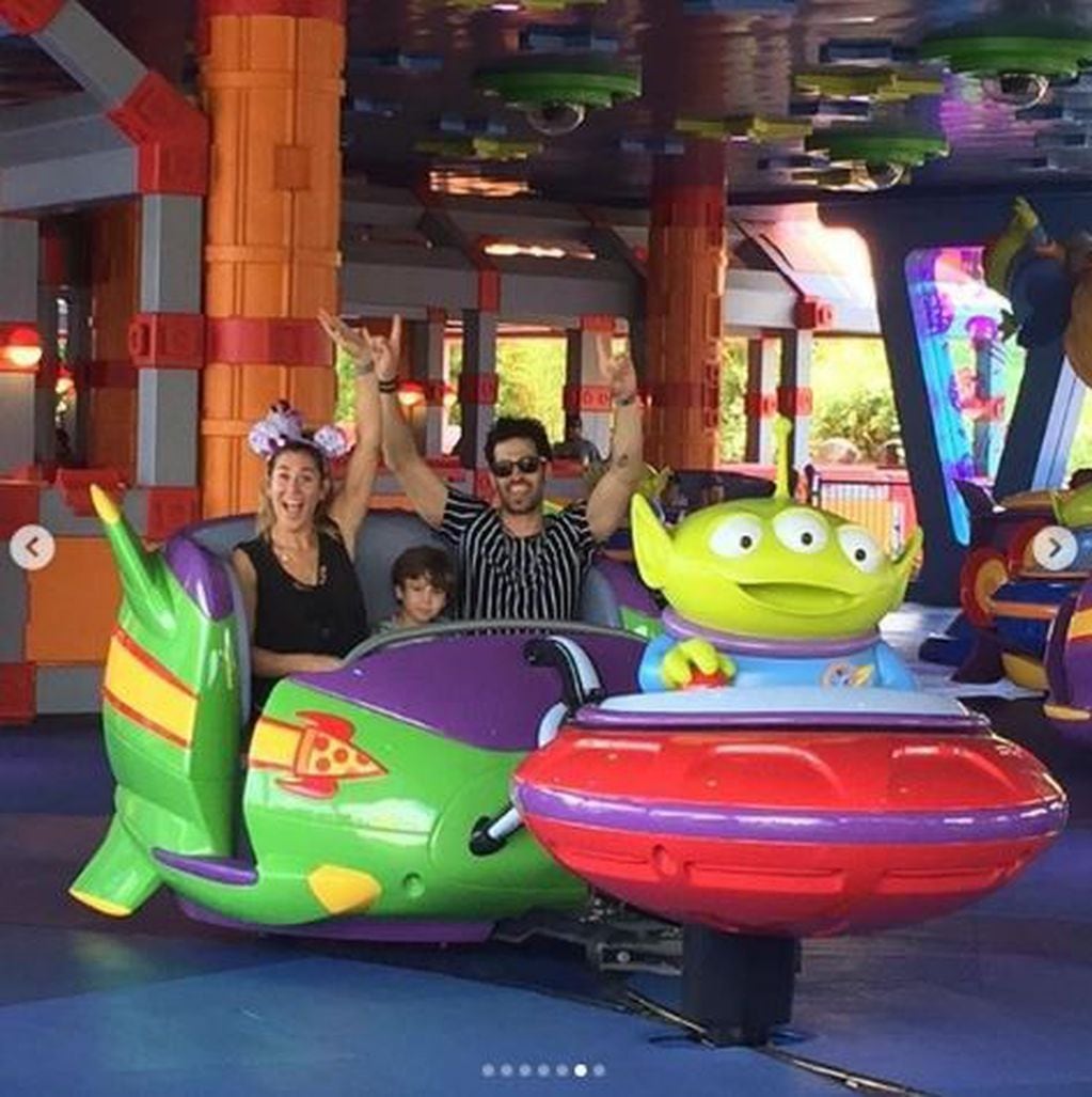 Jimena Barón viajó a Disney con su hijo y su novio