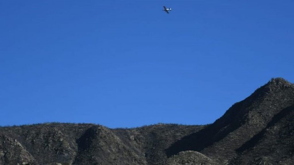 Los aviones hidrantes ya trabajan en el Cerro Arco