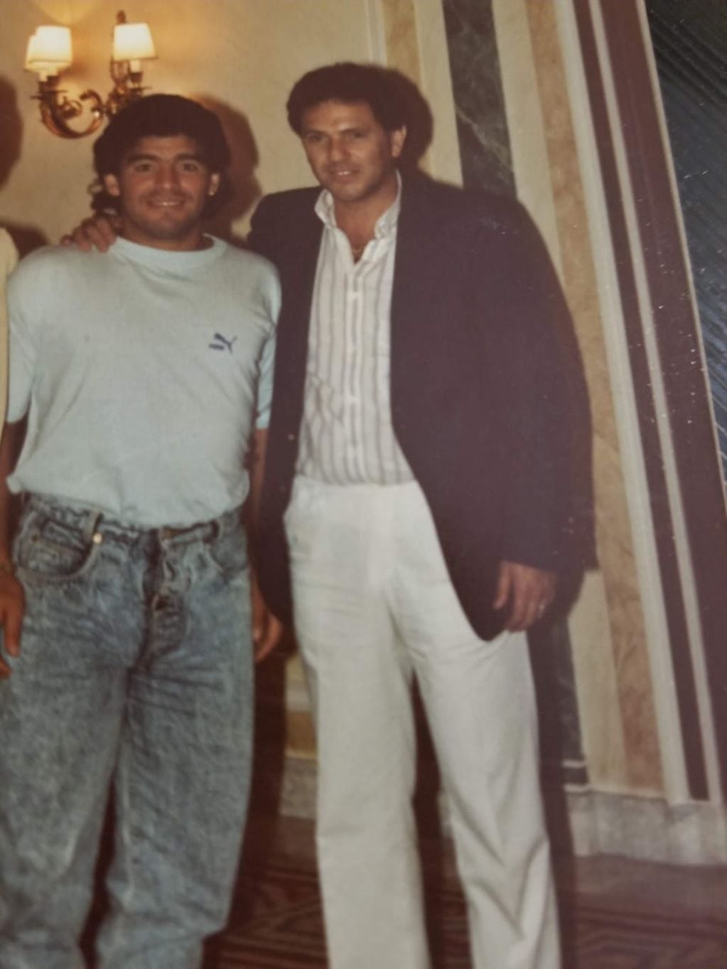 Cesar Neyra con Diego Maradona.