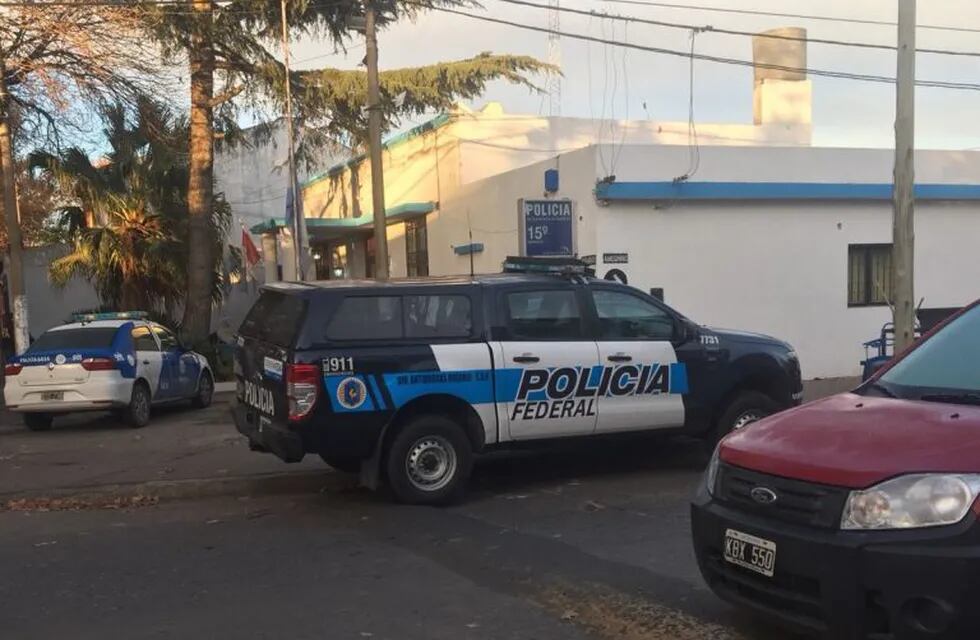 Allanamiento de la Policía Federal Argentina (PFA) en la Comisaría 15° de Rosario. (@HernanFunes)