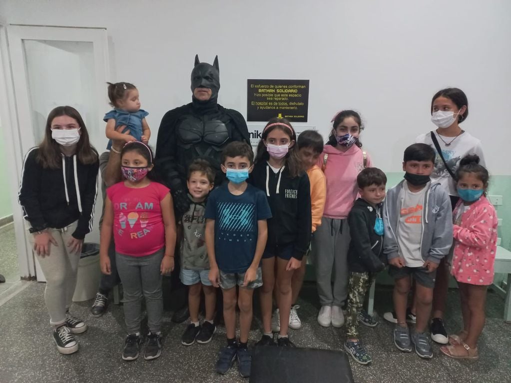 El Batman de La Plata logró recaudar dinero para el área de odontología del hospital Alejandro Korn.