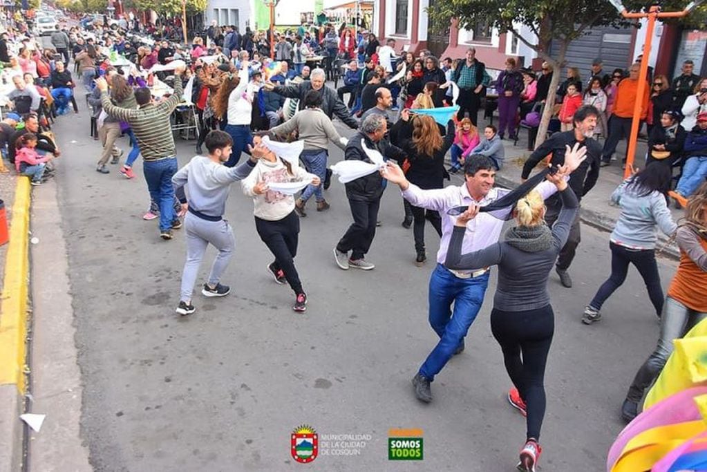 Vecinos y visitantes se suman a la danza. (Foto: Aquí Cosquín).