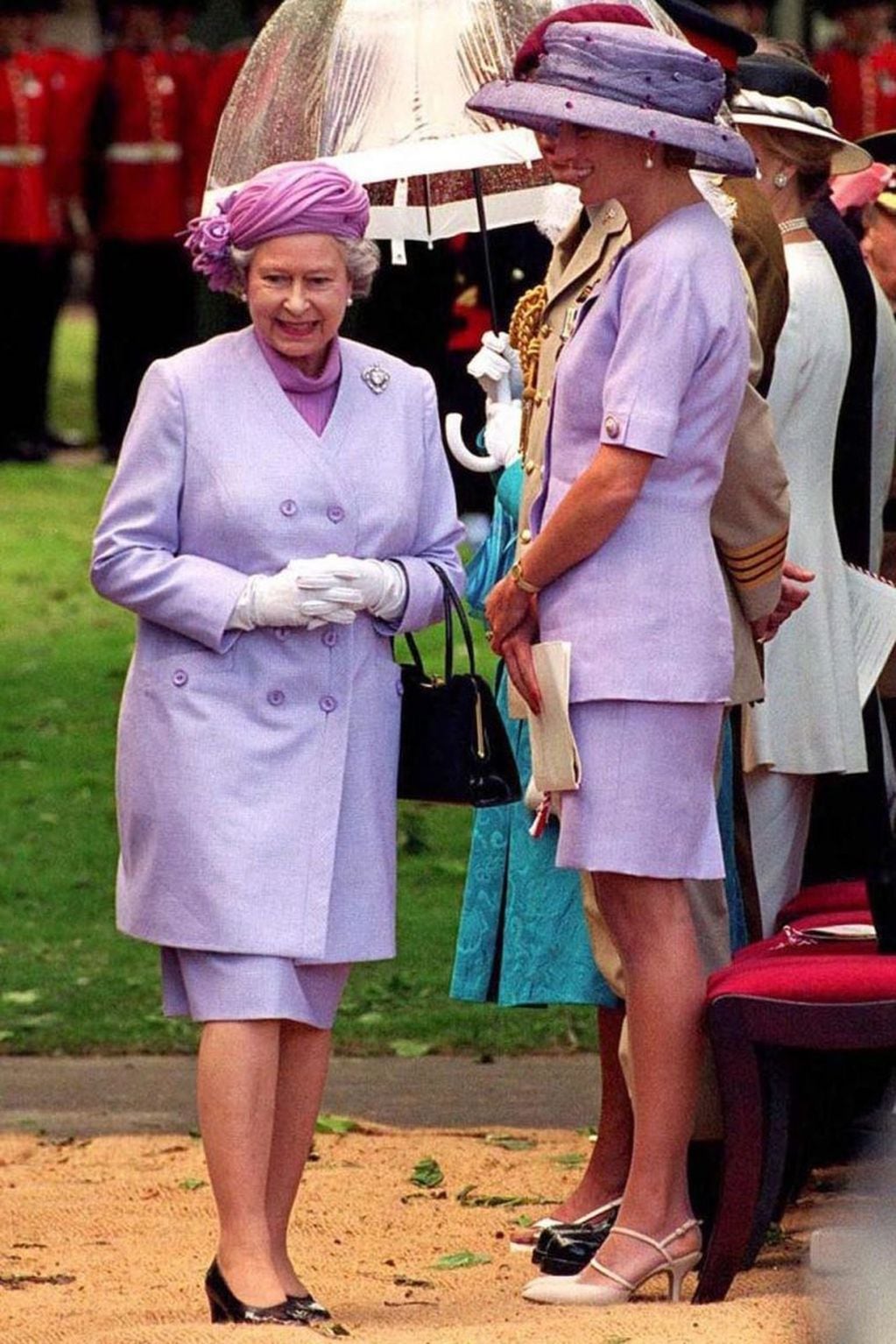 1994. Con la reina Isabel II en trajes lavanda en Green Park.