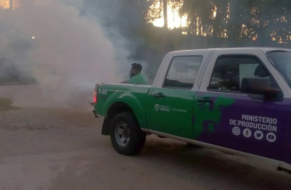 La municipalidad de la Ciudad de San Luis realiza operativos diarios de fumigación contra el dengue por los distintos barrios. Gentileza