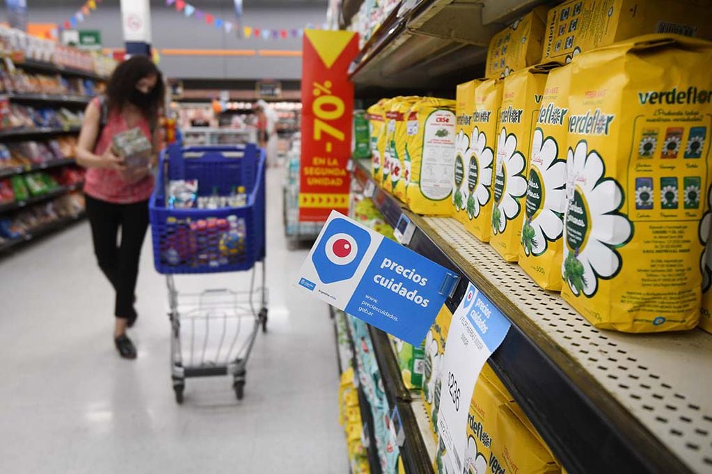 Mercadería en las góndolas de los supermercados y precios cuidados.
En los últimos cinco años, los salarios formales tuvieron una pérdida del 22% frente a la inflación.