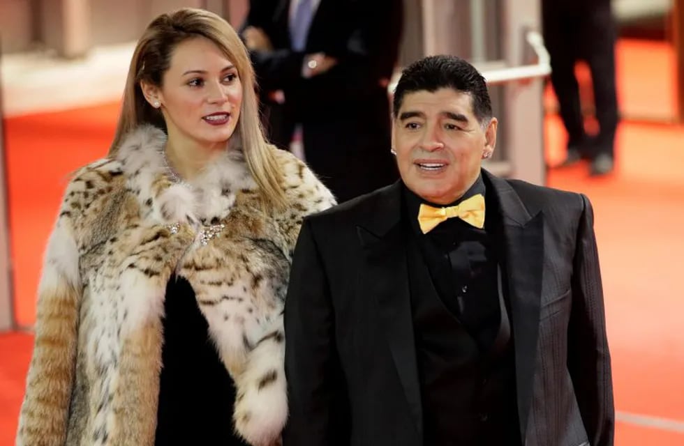 De moño amarillo y tapado de piel: los extravagantes looks de Diego Maradona y Rocío Oliva