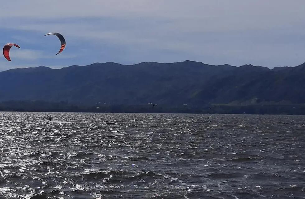 Lago San Roque. Jornada ventosa en Carlos Paz.