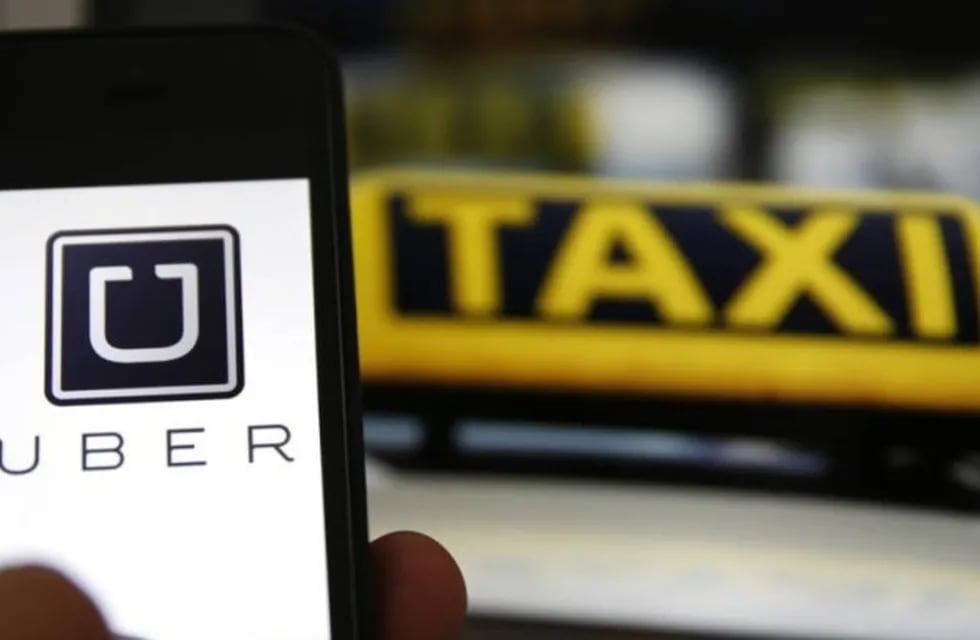Un chofer de taxi increpó a uno de Uber, quien realizó la denuncia.