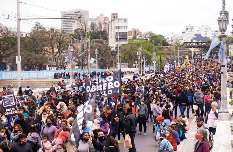 Marcha del Polo Obrero, con reclamos al Gobierno Nacional, desde Córdoba.