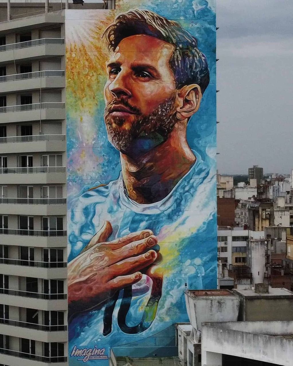 Este lunes inauguraron en Rosario un mural de 69 metros en homenaje a Messi (@@verobrunati).
