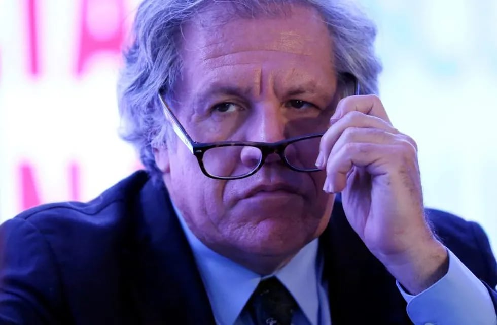Organization of American States (OAS) Secretary-General Luis Almagro holds his glasses during the Democratic Solidarity in Latin America meeting organised by Forum 2000 Foundation in Mexico City, Mexico, March 30, 2017.  REUTERS/Edgard Garrido