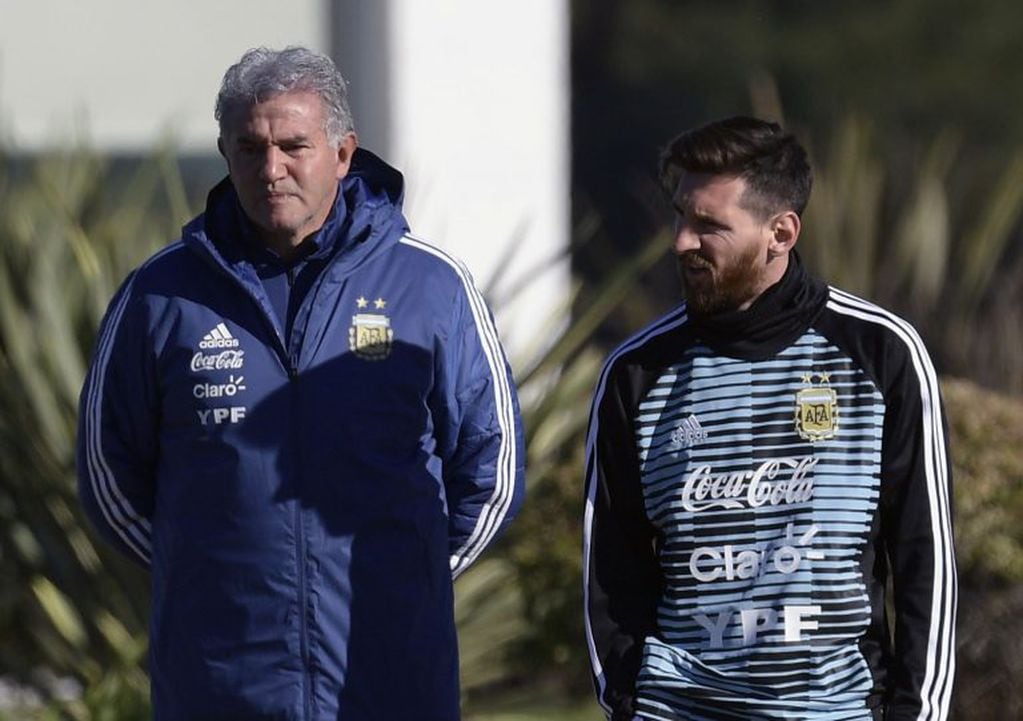 Jorge Burruchaga, manager de la Selección, junto a Messi