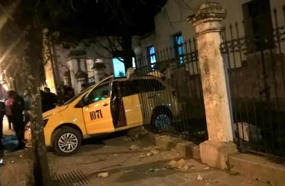 Un taxi derribó las rejas del hospital San Roque